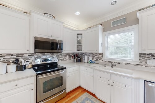 Fantastic House 2 Blocks From Beach w/Private Pool, Free WiFi, Central AC, & W/D