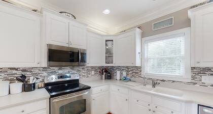 Fantastic House 2 Blocks From Beach w/Private Pool, Free WiFi, Central AC, & W/D