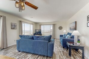 Una televisión, un reproductor de DVD