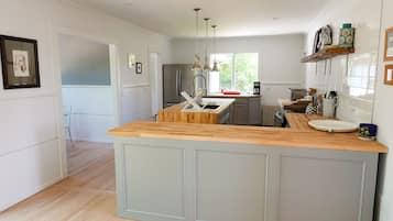 Comedor y isla de cocina