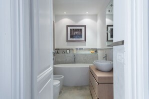 Badewanne, Haartrockner, Bidet, Handtücher