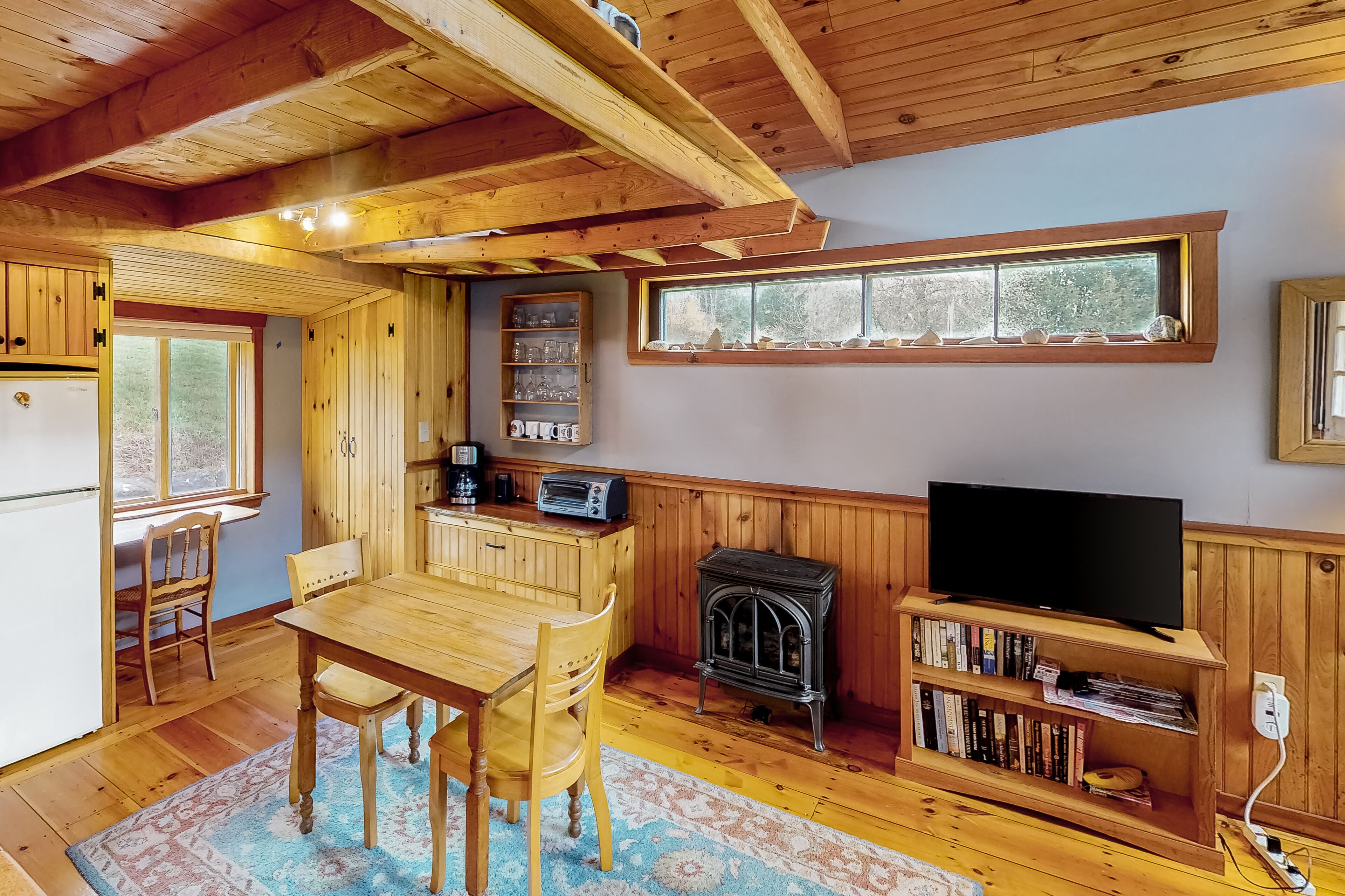 Cozy studio cabin with free WiFi, firepit, gas fireplace, and patio