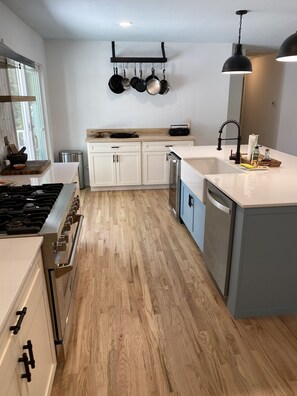 Fridge, oven, stovetop, dishwasher