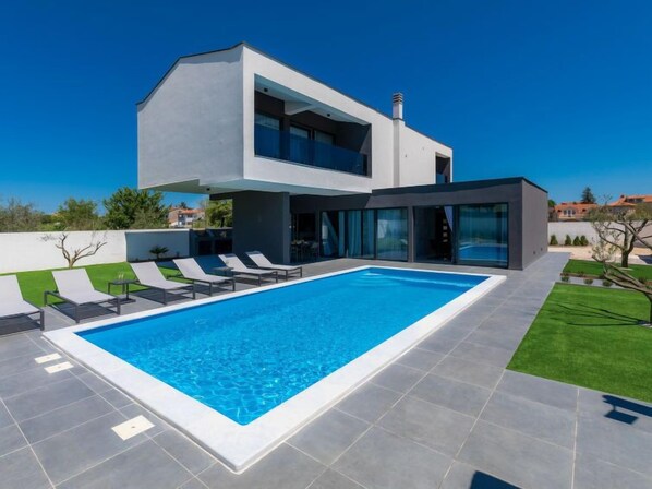 A heated pool - Dots n' Stripes by Interhome (Fažana)