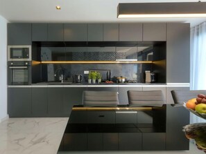 Kühlschrank, Mikrowelle, Ofen, Geschirrspüler