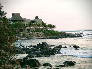 En la playa y toallas de playa 