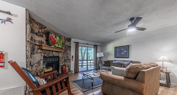 TV, fireplace, DVD player - I'll Have Another: 'Sit back and Relax' Pet Friendly (Ruidoso)