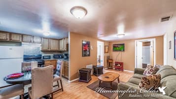 Een televisie en een open haard