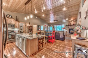 Fridge, microwave, oven, stovetop - A rare "Spotted Owl" in the pine trees w/ hot tub & Pet Friendly! (Ruidoso)