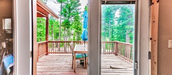 A rare "Spotted Owl" in the pine trees w/ hot tub & Pet Friendly!