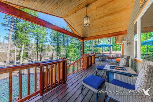 A rare "Spotted Owl" in the pine trees w/ hot tub & Pet Friendly!