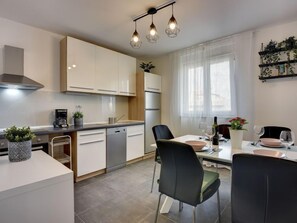 Kühlschrank, Mikrowelle, Ofen, Geschirrspüler