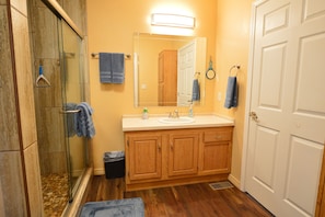 Combined shower/bathtub, hair dryer, towels, soap - 5 Bedroom 3 Bath Home close to Antelope Canyon, Horseshoe Bend and Lake Powell! (Page)