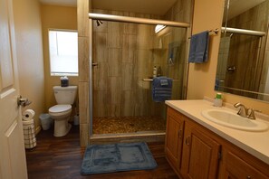 Ensemble douche/baignoire, sèche-cheveux, serviettes fournies, savon