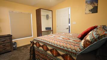 5 bedrooms, desk, iron/ironing board, WiFi (free)