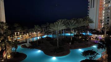 Inomhuspool och utomhuspool