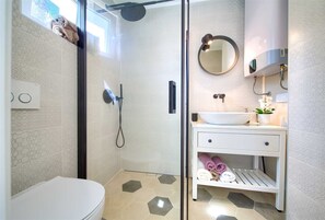 Ducha, secador de pelo, toallas