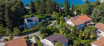 Holiday House Memento