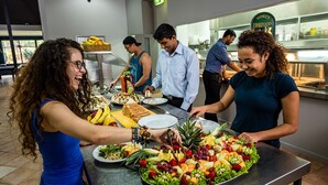 Un montaje tipo buffet con diversos alimentos y una ensalada.