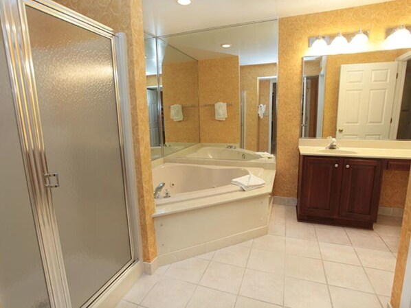 Vasca, asciugacapelli, asciugamani, sapone