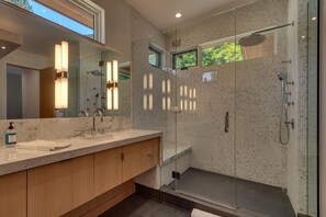 Badewanne, Haartrockner, Handtücher
