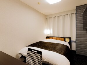 Small Double Room, Non Smoking | Desk, free WiFi, bed sheets - APA Hotel Kokuraeki Shinkansenguchi (Kitakyushu)