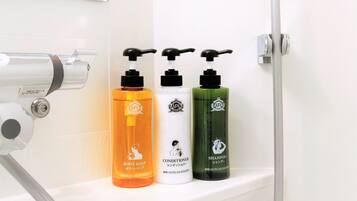Deep soaking tub, free toiletries, hair dryer, slippers