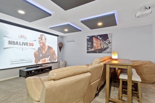 JENKINS RETREAT w/private hot tub & theater