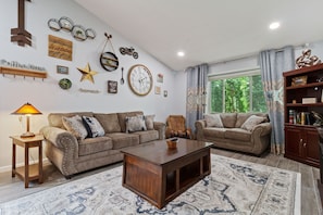 Una Smart TV, una chimenea, videojuegos, un reproductor de DVD