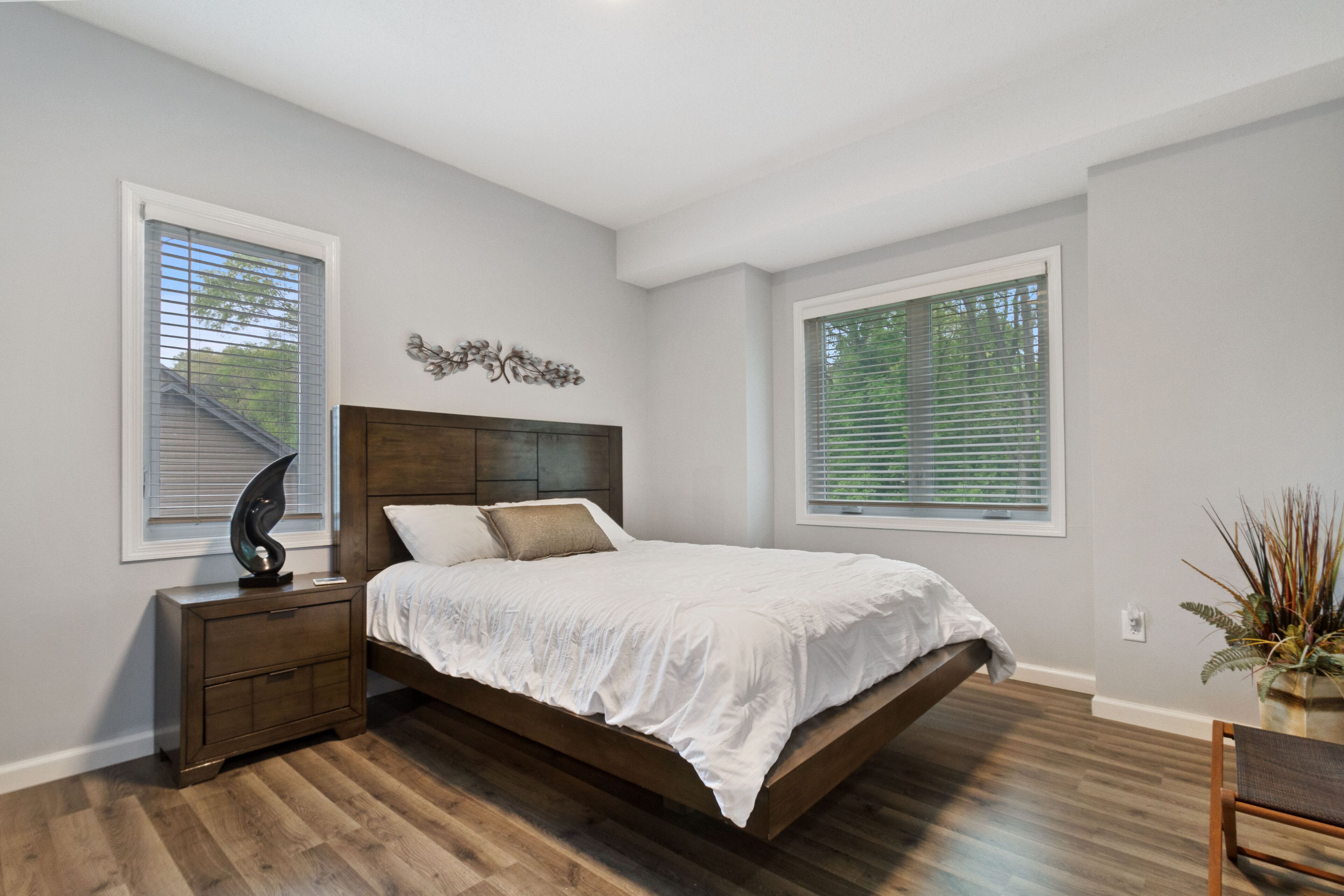 5 chambres, bureau, fer et planche à repasser, lit parapluie