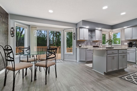 Dining. Jenkins Retreat-5BR/hot tub/theater, near TPC & National Sports Center