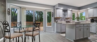 JENKINS RETREAT w/private hot tub & theater