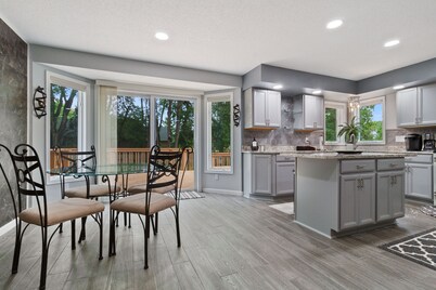 JENKINS RETREAT w/private hot tub & theater