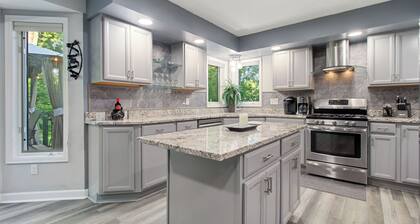 Jenkins Retreat-5BR/hot tub/theater, near TPC & National Sports Center
