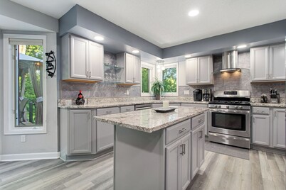 Jenkins Retreat-5BR/hot tub/theater, near TPC & National Sports Center