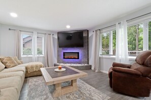 Una Smart TV, una chimenea, videojuegos, un reproductor de DVD