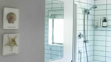 Combined shower/bathtub, hair dryer, towels, soap