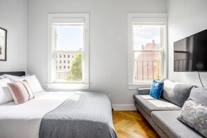 Tabla de planchar con plancha, wifi y ropa de cama