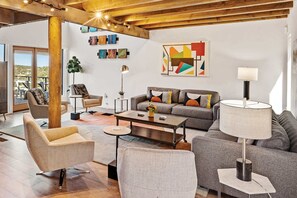 TV, fireplace, offices - Stunning Views, 10,000 Waves Nearby, Plaza 10 mins (Santa Fe)