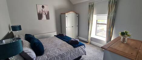 3 chambres, fer et planche à repasser, Wi-Fi, draps fournis