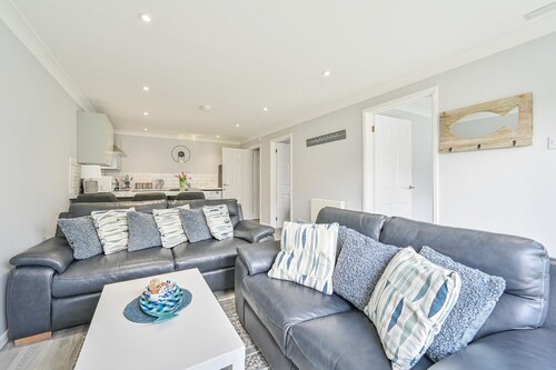 2 Bed Villa Sleeps 4 - Wifi, Garden, Sea Views