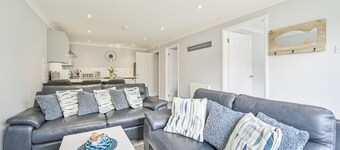 2 Bed Villa Sleeps 4 - Wifi, Garden, Sea Views