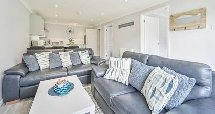 2 Bed Villa Sleeps 4 - Wifi, Garden, Sea Views