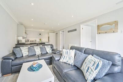 2 Bed Villa Sleeps 4 - Wifi, Garden, Sea Views