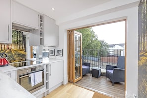 Køleskab, mikrobølgeovn, ovn, kogeplade