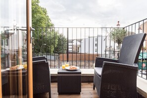 Outdoor dining - Pet-Friendly Fulham Broadway Penthouse, Sw Balcony (London)