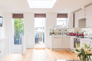 Fridge, microwave, oven, stovetop - Pet-Friendly Fulham Broadway Penthouse, Sw Balcony (London)