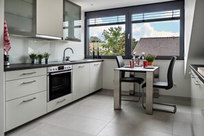 Frigorifero, microonde, forno, piano cottura