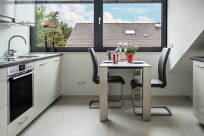 Fridge, microwave, oven, stovetop - Apartment "Ferienwohnung RosenRot am See" with a View of the Vineyard (Konstanz)