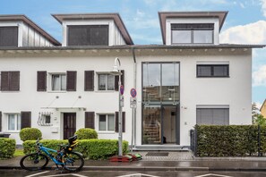 Exterior - Apartment "Ferienwohnung RosenRot am See" with a View of the Vineyard (Konstanz)